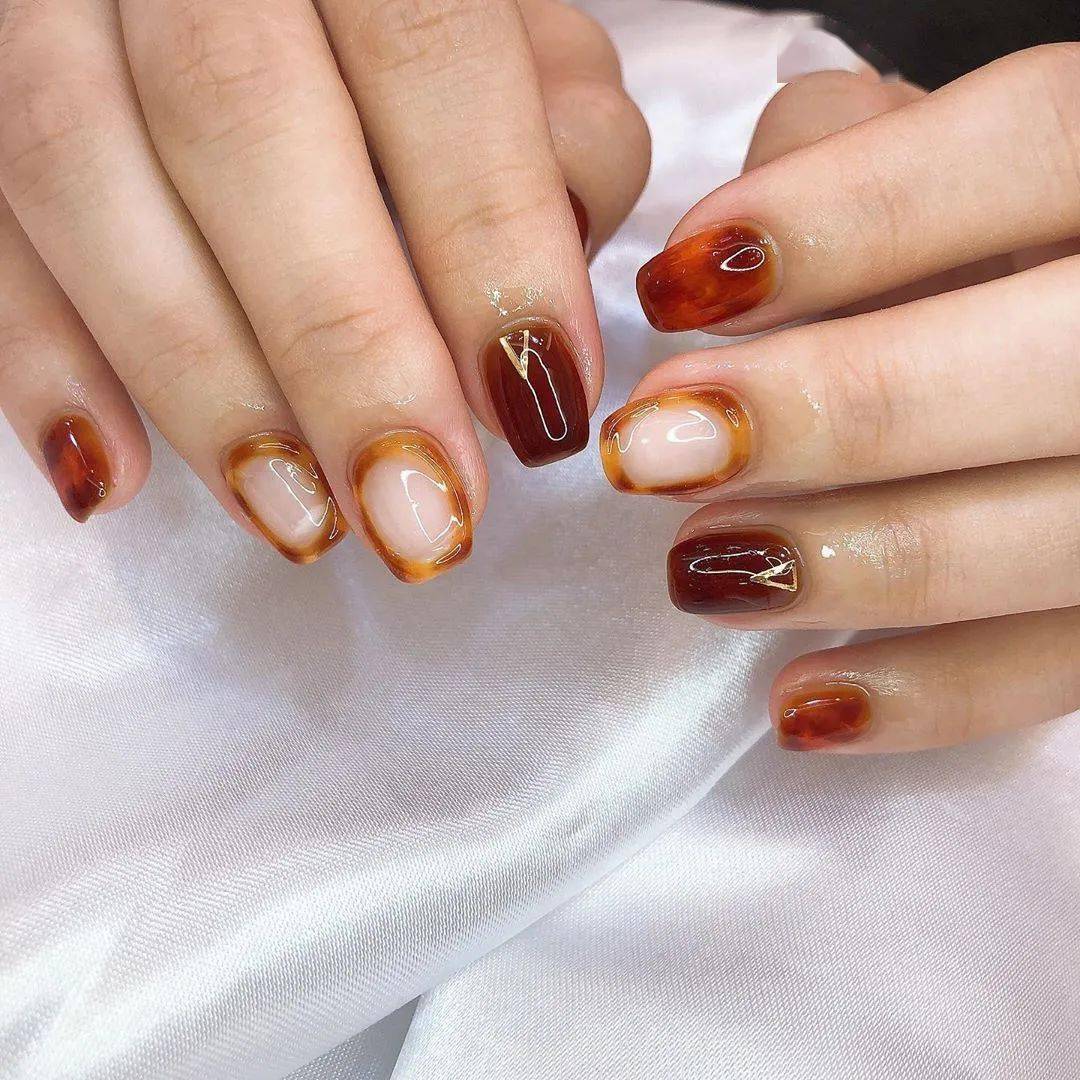 款式|每刻美丨两大流行款式的秋季美甲新鲜直达