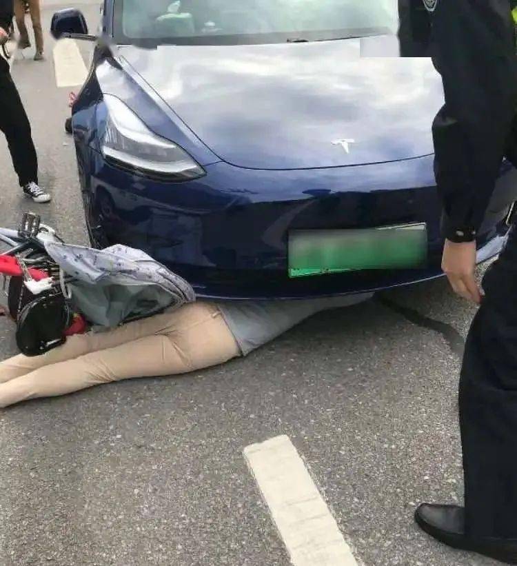 10月19日,浦东花木地区 发生一起交通事故 一名骑车女子与一辆轿车