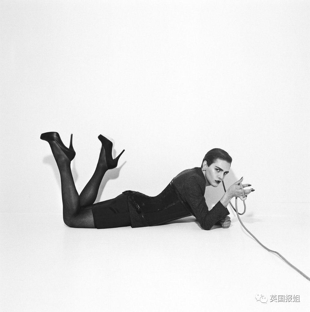 硬汉老爸爱上高跟鞋配短裙？长腿翘臀画风太妖娆