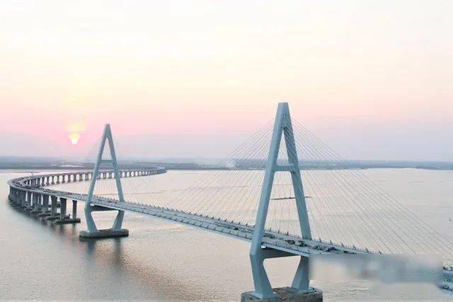 广东东雷高速通明海特大桥全线贯通,东江南支流港湾主