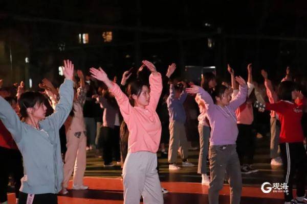 校园|青岛这所大学火了！这项大爷大妈的“专利”进了校园！