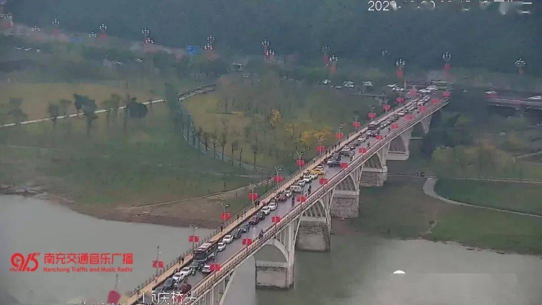 南充:白塔大桥一私家车逆行导致双向堵车,然后!_交通