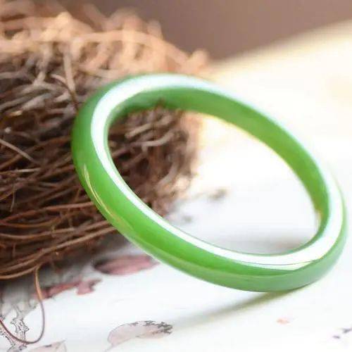 翡翠|九玉：这只玉镯不挑人，还能代代相传？为自己和家人聚集福气都靠它！