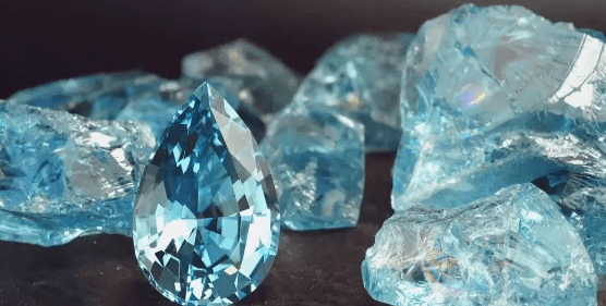 托帕石太过相似,而市场上也时常有以托帕石充当海蓝宝石的例子发生,这