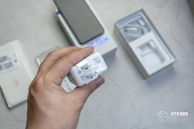 vivoz5充电器型号图片,vivoz3充电器型号图片 5000毫安大电池vivoz5x让你忘记充电这件事