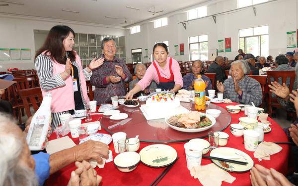 共吃一顿"重阳饭,本次活动捐赠企业上海东奉集团董事长陈庆峰为在场