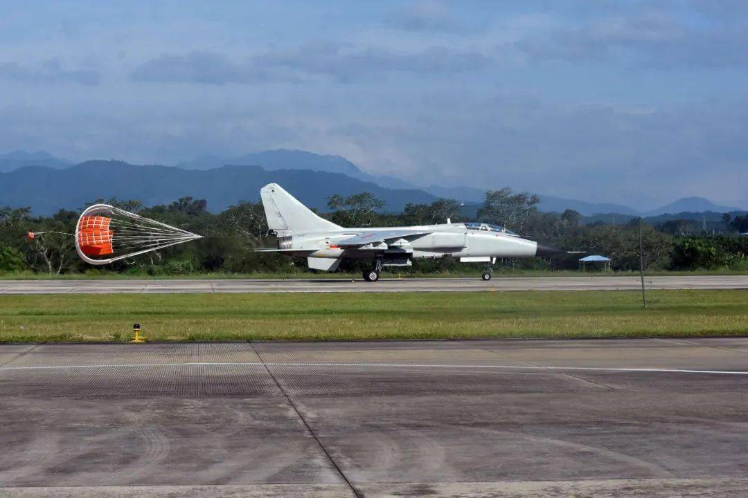 海军航空兵在南海海域组织大规模导弹实射!