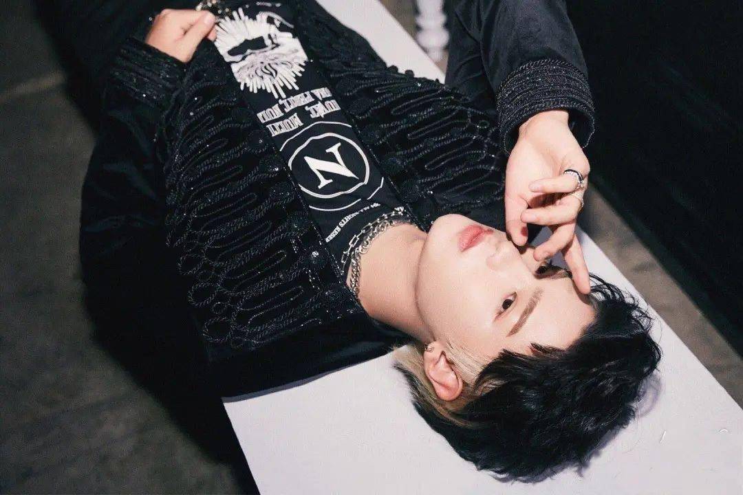 大招|为打破秋冬沉闷，爱豆们发出哪些「妆容大招」？