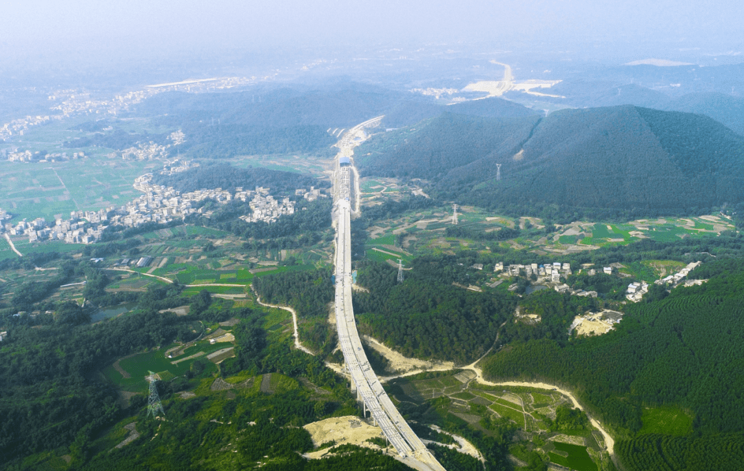 该条高速建成通车后,将有效缓解节假日柳南高速公路特别是六景至三岸