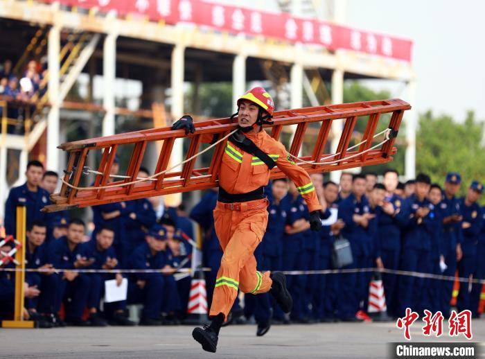 湖北420名消防员练兵比武