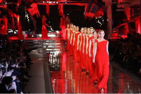 冒险|Pantone发布“月经红”色号,充满活力和冒险精神的红色是如何“驰骋”整个时尚界的？