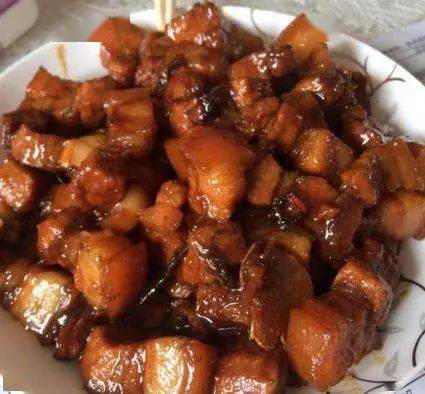 做红烧肉需要先焯水吗 852a713e6dc041d7a8a396cf328f8de0.jpeg