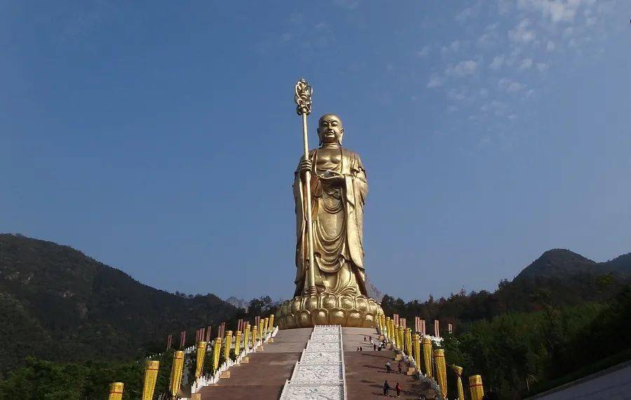 九华山古称陵阳山,九子山,因有九峰形似莲花,因此而得名.