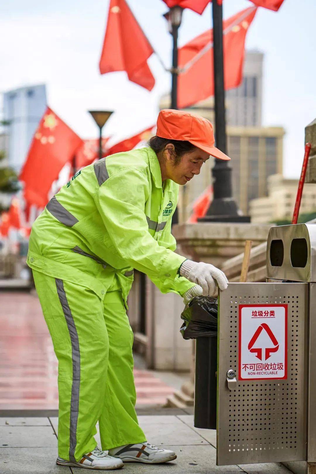 在环卫工人节来临之际 为表达对城市美容师的关爱和敬意 集团公司用一