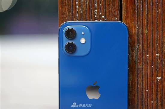 "海军蓝"iphone 12翻车?众网友纷纷吐槽:满满的廉价感