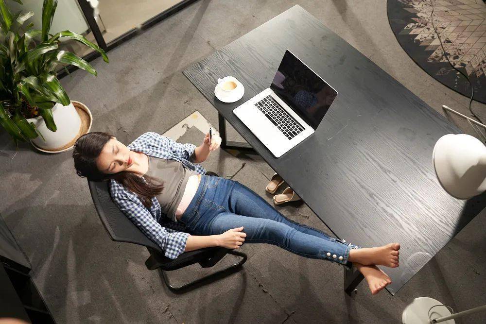 腰带|日本变态“收腰带”,25分钟等于卷腹368次!狂甩游泳圈,轻松get少女腰!