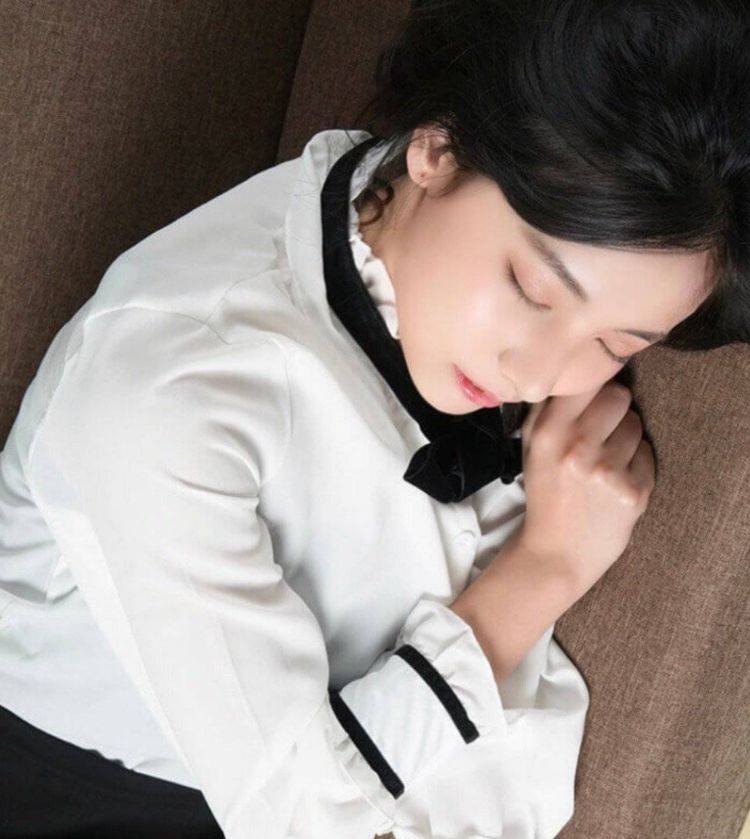 原创硬糖少女的睡姿,赵粤很可爱,刘些宁张着嘴,陈卓璇还挺日常!
