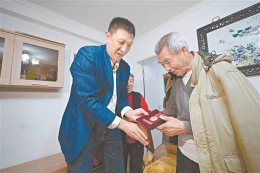 92岁老兵连夜获赠新纪念章