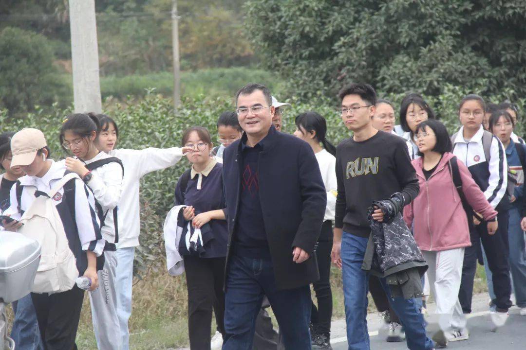 祁门一中举行第五届师生60华里远足暨军营一日行活动