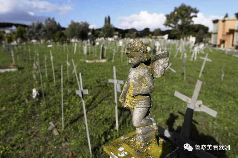 意大利“活死人”全是女性看到自己墓碑吓坏了