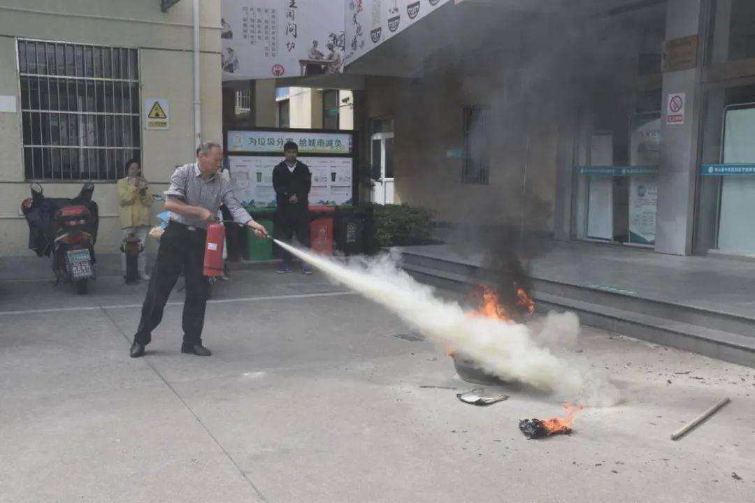 灭火器的使用的基本要领是 976faaed03604791bdd86f74c5d23fb6.jpeg