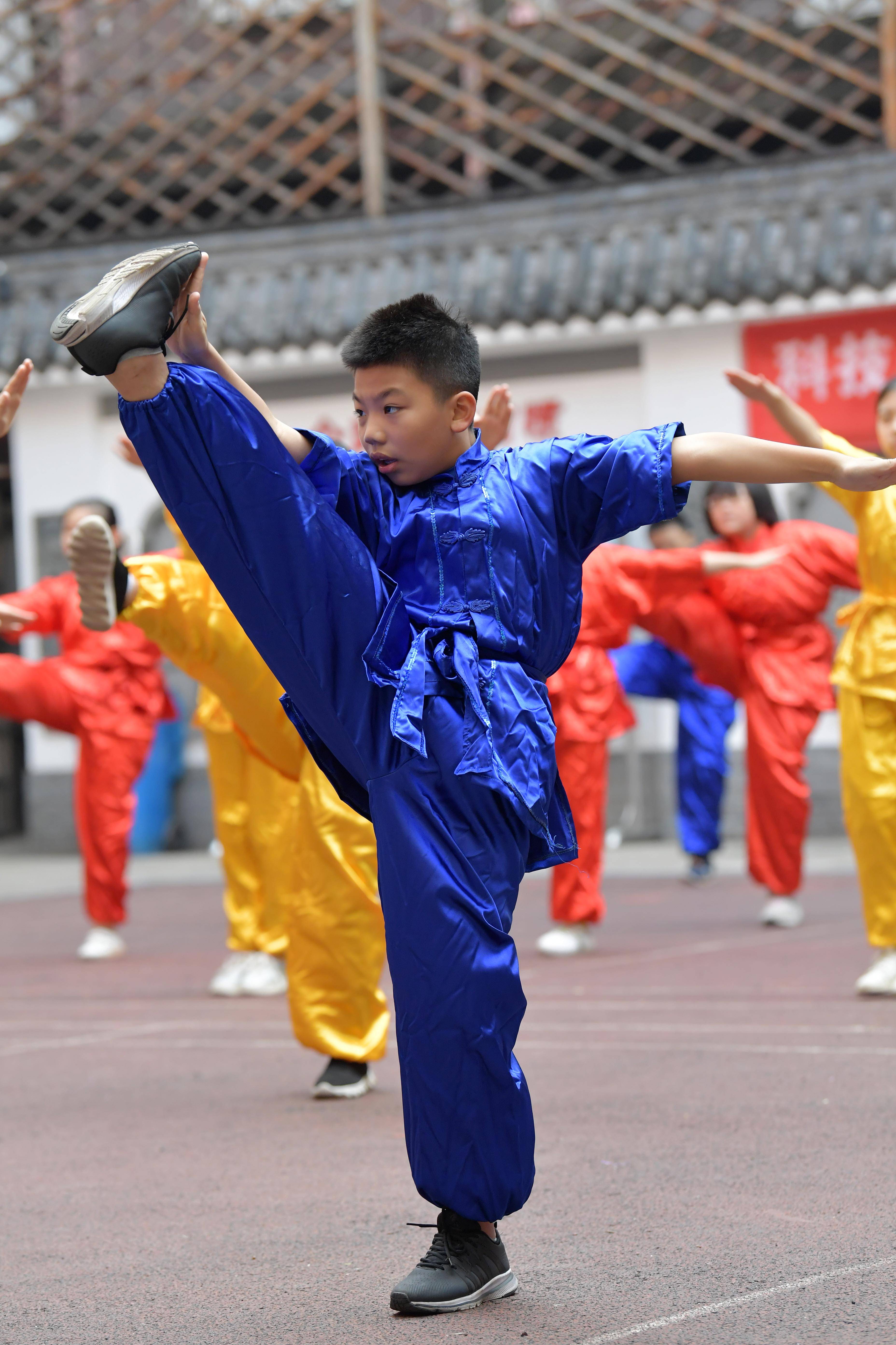 10月30日,学生戴文昊(前)练习武术动作.
