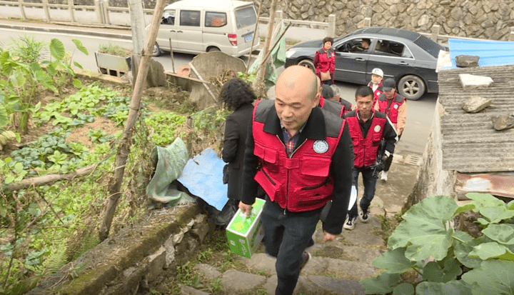 去拿食物慰问贫困老人怎么说
