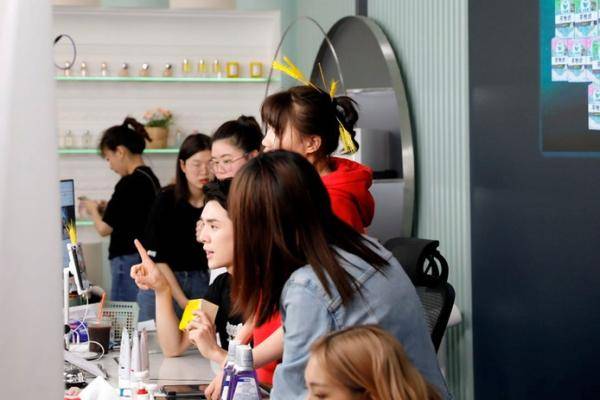 直播|网红直播时被抓 直播热不妨来点冷思考