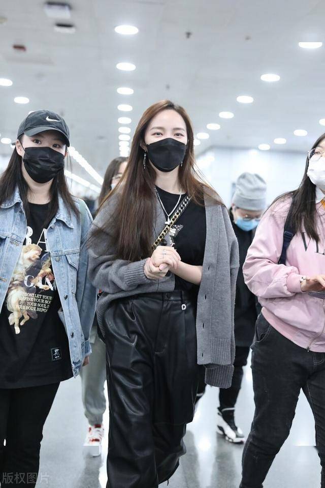 孟佳现身机场穿灰色针织开衫搭配皮裤长发飘飘很有少女感