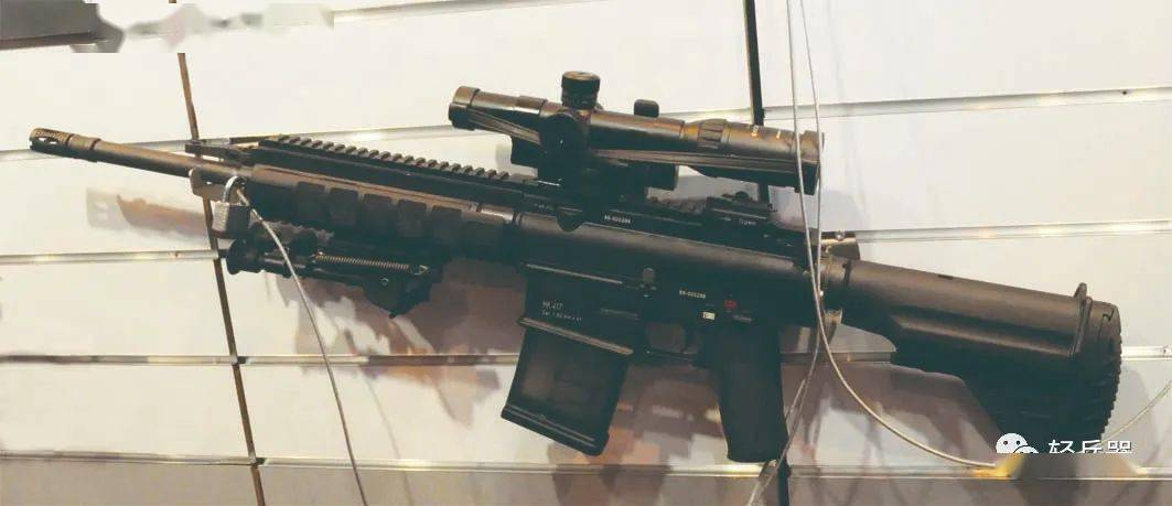 62mm步枪上加装有德国施密特·本德1.1～4×20mm低变倍光学瞄准镜