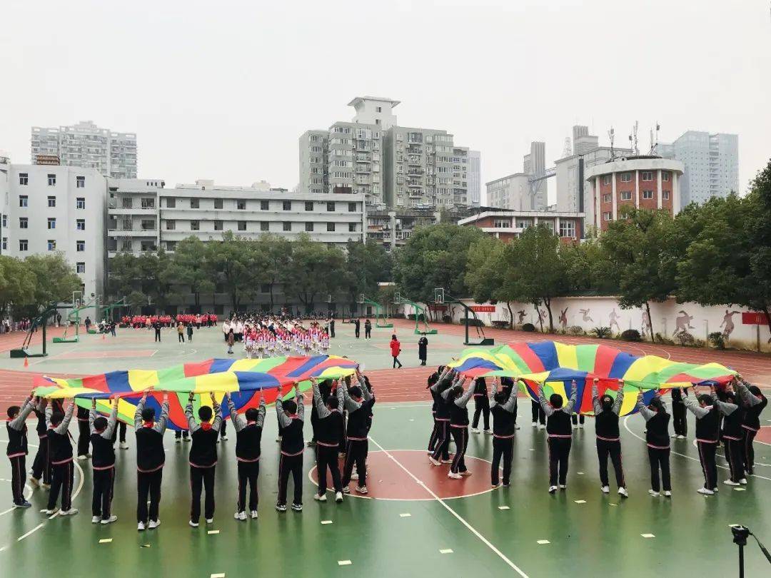 武珞路实验初级中学千名学生向家乡武汉致敬