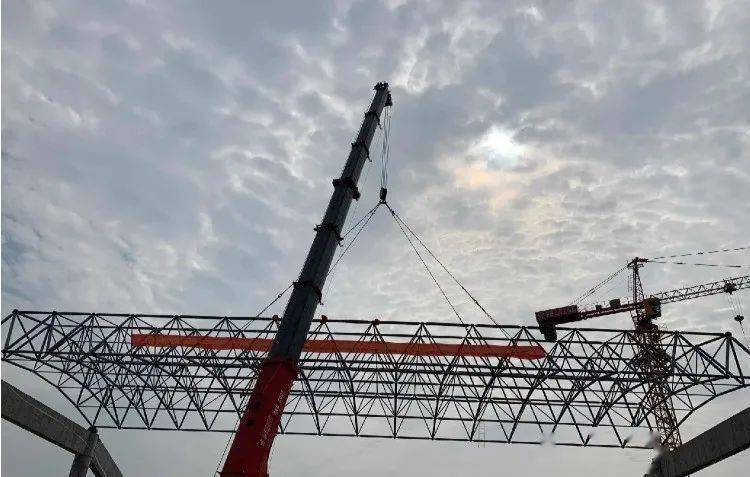 兴泉铁路宁都站钢结构网架金属屋面首件吊装施工现场
