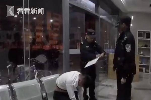 小伙失恋欲跳楼轻生 民警一个飞扑将其救下