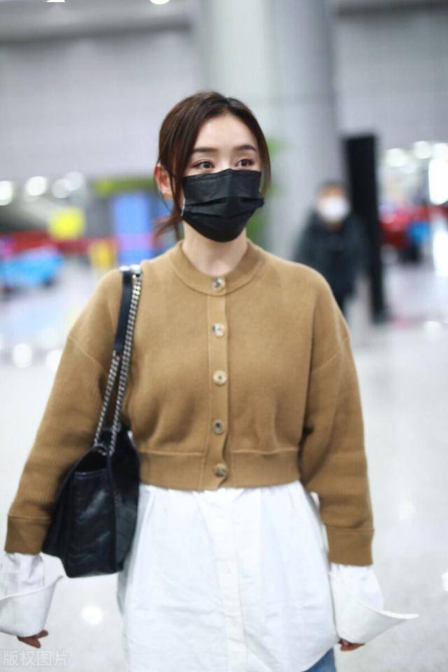 袁姗姗驼色针织衫搭蓝色牛仔裤清新文艺,机场和粉丝热