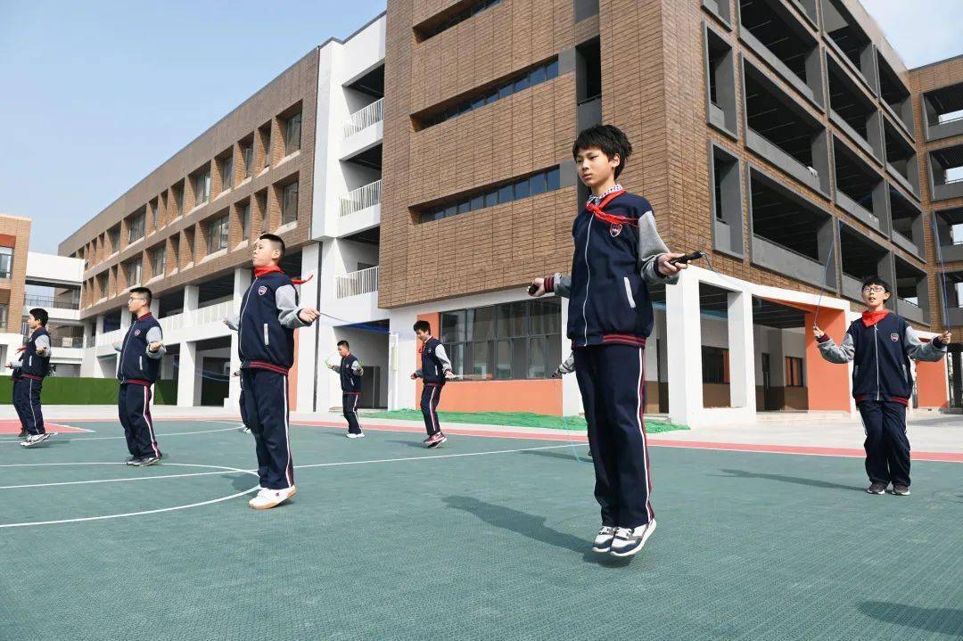 雨中南站 | 马鞍山八中,银塘中学领导来校交流