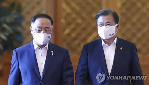 韩国总统文在寅拒绝经济副总理洪楠基辞职
