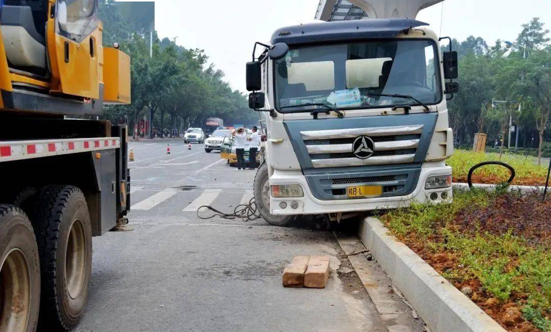 柳州吓人搅拌车突然失控差点侧翻直直冲向了这个地方