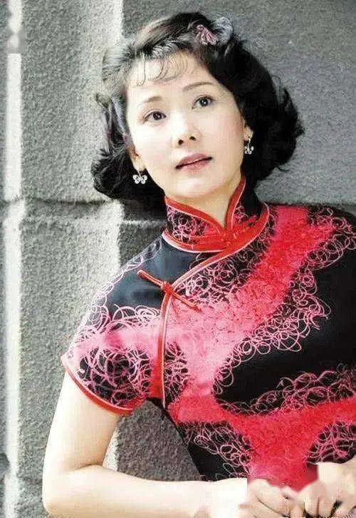 身材发福也能穿旗袍,57岁何赛飞耍"小心机",稍加改动美的高级