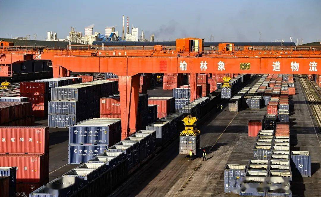 10月31日,在榆林象道国际物流园集装箱装卸区,员工在指挥装卸外运煤炭