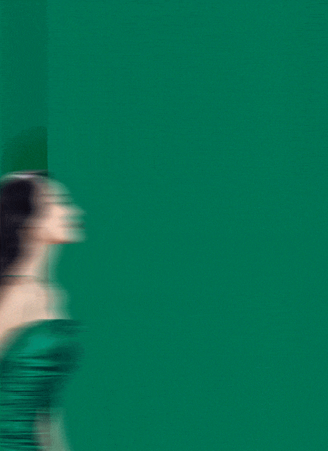 前几天,钟楚曦穿了一条复古绿色古董裙来参加 elle风尚大典 ,自信摄