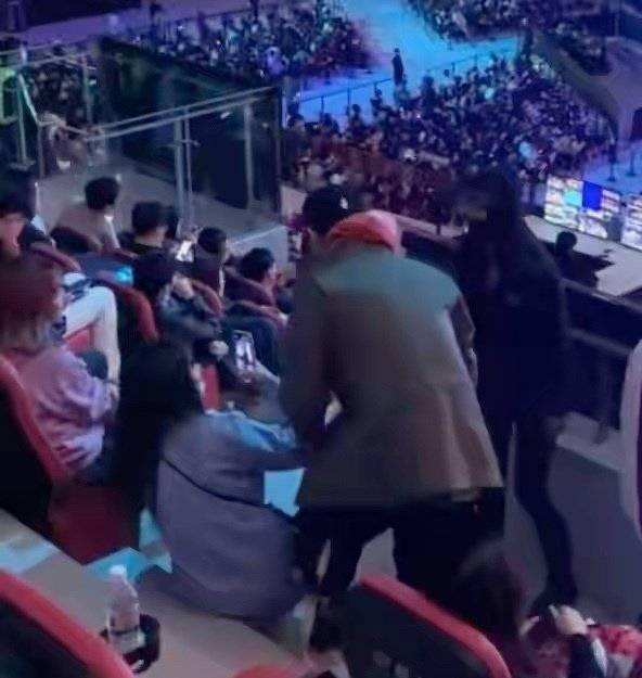 王思聪没买到vip票?与美女坐过道,还和五位美女同过万圣节
