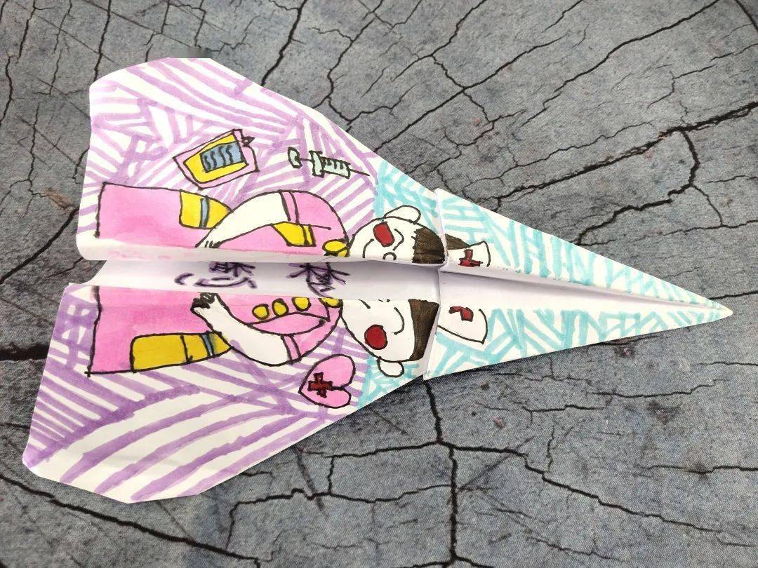 👆放飞梦想纸飞机待命放飞梦想纸飞机 ——评委们进行仔细打分一年级组