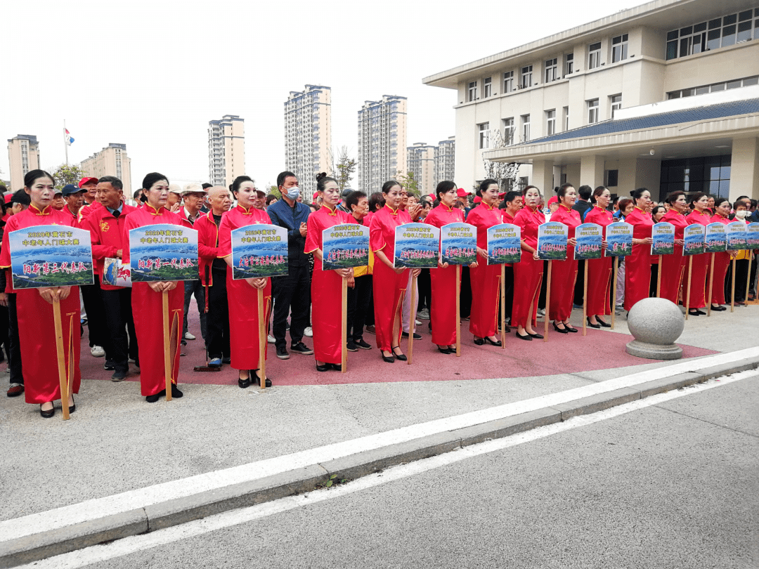 县老年体协主席秦性志在开幕式上致辞,他表示:承办此次大赛是对我县