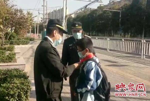 红领巾|小学生忘戴红领巾不敢进学校 幸遇热心人“解围”