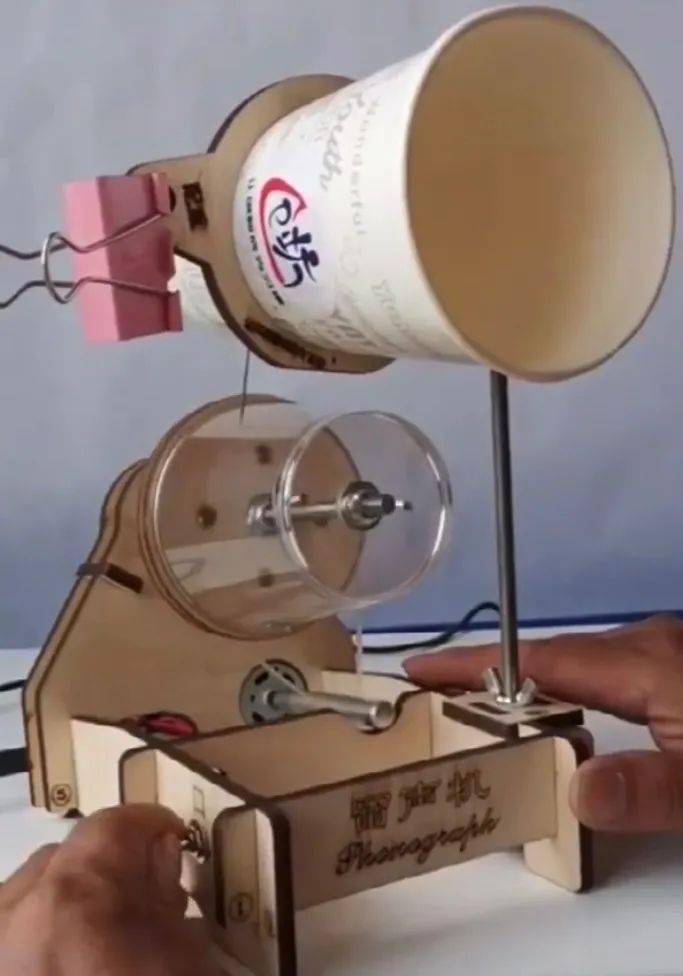 近日,江西赣州,一位物理老师用纸杯留声机成功留声的视频走红网络.