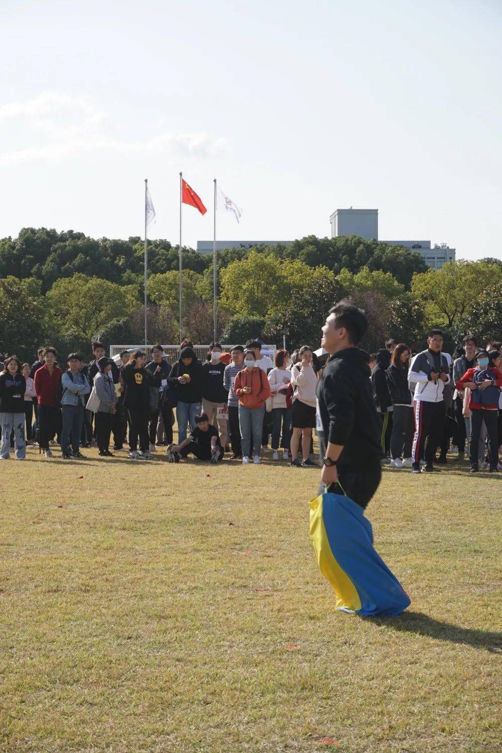 九游会老哥俱乐部校运会｜赤色跑道与茵茵草地见证我们的青春活力(图1)