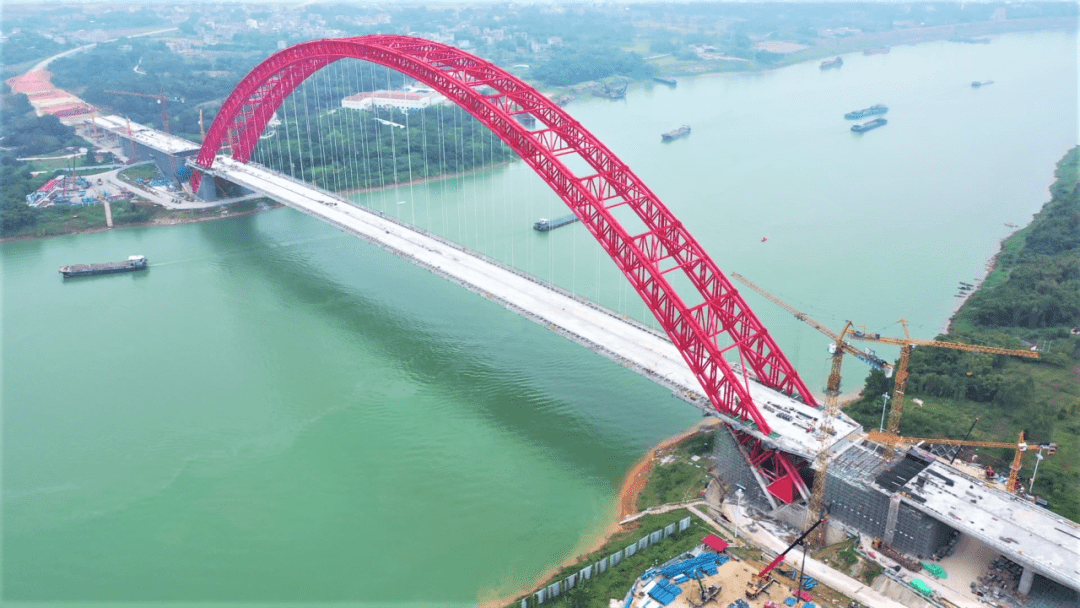 相思洲大桥作为荔玉高速关键控制性工程,是广西荔玉高速跨越浔江