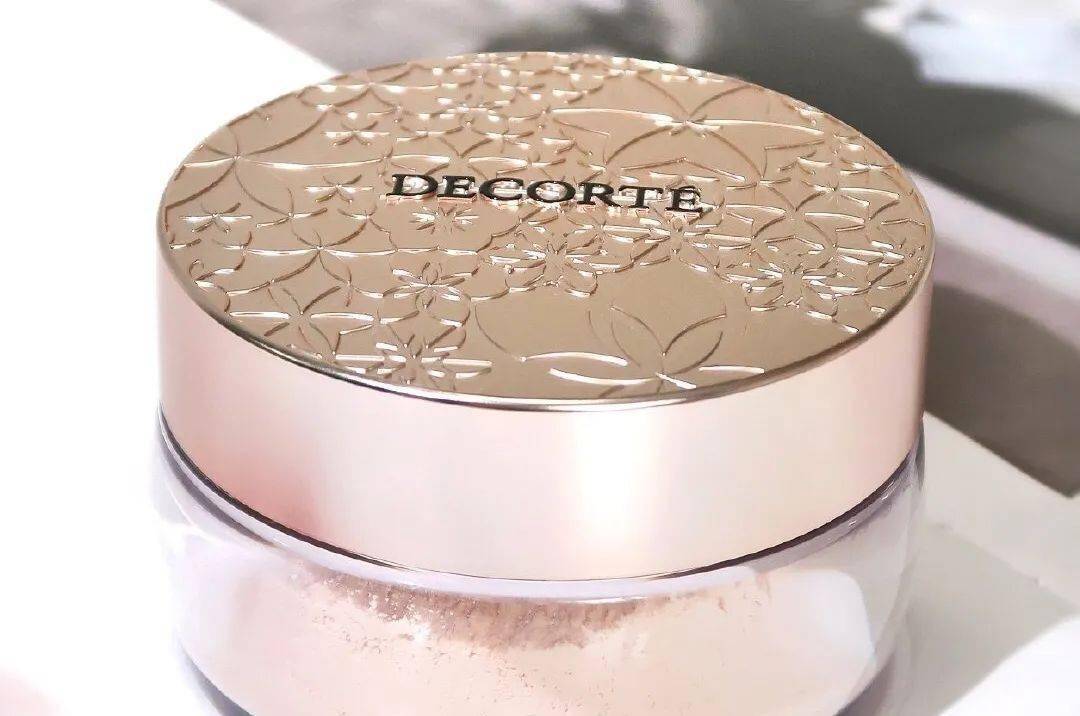 cr|秋冬想要服帖持久妆容，认真定妆不能少