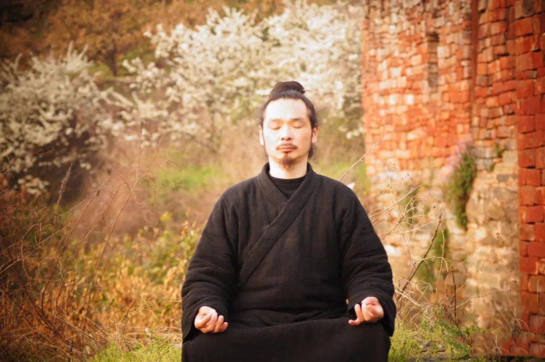 一个人坐在琴前猜成语_一个人坐在桌子前发呆(2)
