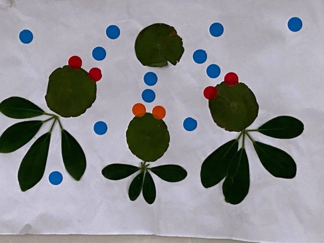 多彩的秋天——城南办事处中心园小班孩子制作树叶粘贴画